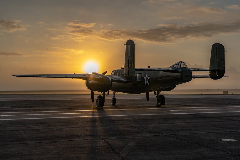 North American B-25 Mitchell tijdens zonsopkomst. van Jaap van den Berg