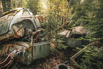 Der verlassene Autofriedhof in Schweden von Slashley Photography