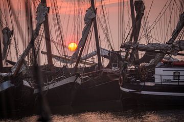 Fischerboote in der Morgendämmerung von Chris Snoek