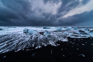 Storm op Breiðamerkursandur strand in IJsland van Henry Oude Egberink