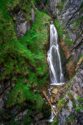 Wilde waterval in de Reichenbachklamm bij Pfronten
