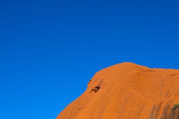 Rode Rots (Uluuru - Ayers Rock) tegen Strakblauwe Outback Lucht van Joyce van Dijk Fotografie