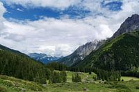 Vue à travers une haute vallée alpine suisse