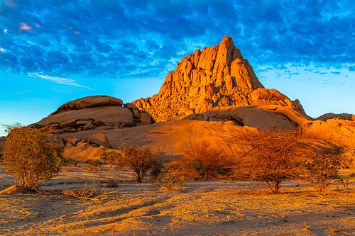 Awakening of the desert - sunrise at the Spitzkoppe