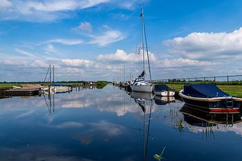 Ruhiger Yachthafen bei IJlst - Segeln in der Friesischen Seenplatte