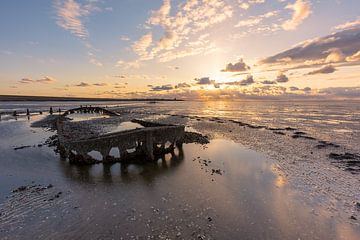 Magnifique coucher de soleil avec des nuages au-dessus de l'épave de Wierum sur le Wa sur KB Design & Photography (Karen Brouwer)