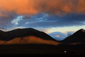 Ein brennender Himmel auf Sky - Sonnenuntergang auf der Insel Sky in Schottland
