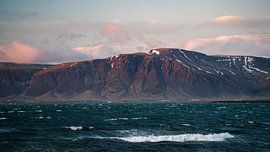 Zuckerwattewolken über dem Mt. Esjan von GoWithRico