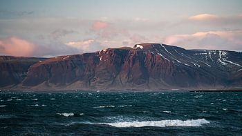 Zuckerwattewolken über dem Mt. Esjan