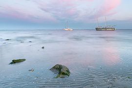 Boote auf dem Wattenmeer bei Sonnenuntergang von Anja Brouwer Fotografie