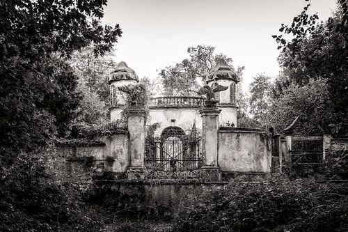 Italië - klein betoverd toegangsportaal tot een kasteel
