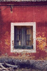 Fenster und Fassade eines verlassenen Hauses an der Algarve Portugal