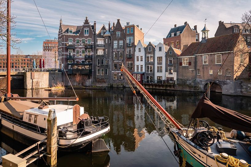 Maisons au bord de l'eau à Delfshaven. Belle couverture nuageuse et eau calme par Jolanda Aalbers