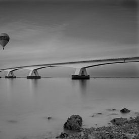 zeelandbrug met fraaie luchtballon von Rene van Mook