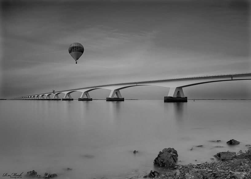 zeelandbrug met fraaie luchtballon von Rene van Mook