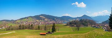idyllisch Beiers landschap in het vroege voorjaar. toeristenoord Schl van SusaZoom