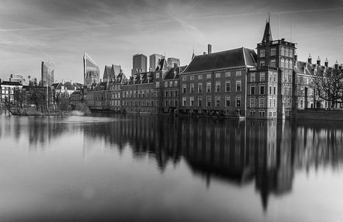 Het Binnenhof voor de Haagse skyline