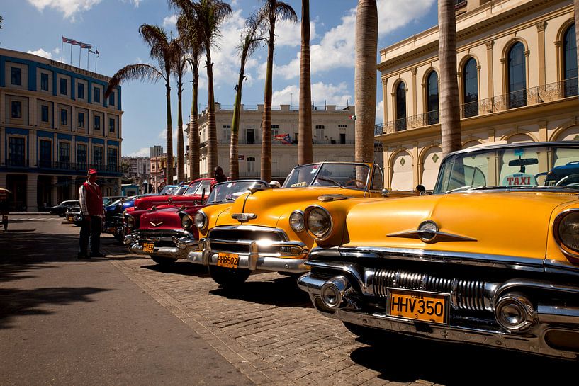 Amerikaanse klassieke auto's in Havana, Cuba van Peter Schickert