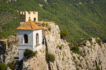 La tour de l'horloge de El Castell de Guadalest, Espagne sur Arja Schrijver Fotografie