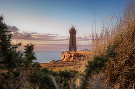 Leuchtturm an der Rosa-Granit-Küste der Bretagne von SR Blaauw