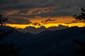 romantischer Sonnenuntergang auf den Bergen von chamois huntress