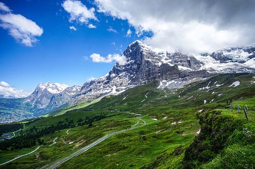 Zicht op de noordzijde van de Eiger met een mix van zon en wolken
