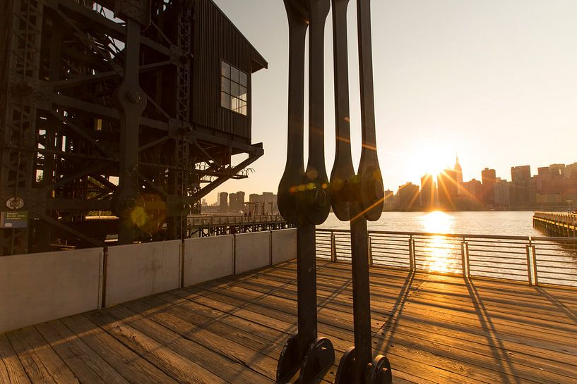 La lumière du soleil sur l'East River à New York par Marcel Kerdijk