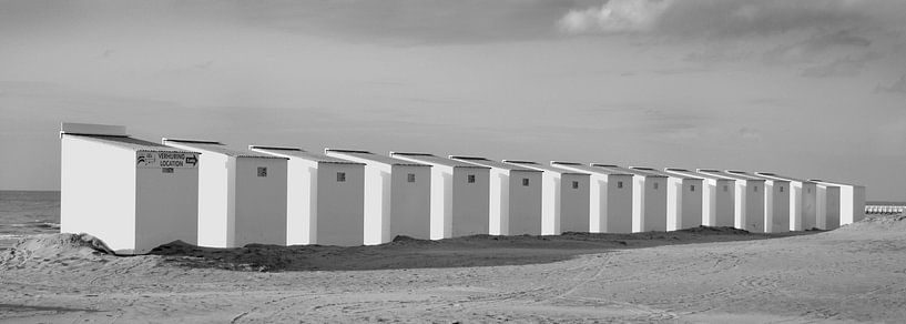 Strandkabinen an der belgischen Küste, schwarz-weiß von Fred de Krom