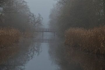 Brug in de mist in Alkmaar van peterheinspictures
