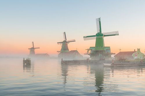 Windmolens in ochtend mist bij Zaanse Schans