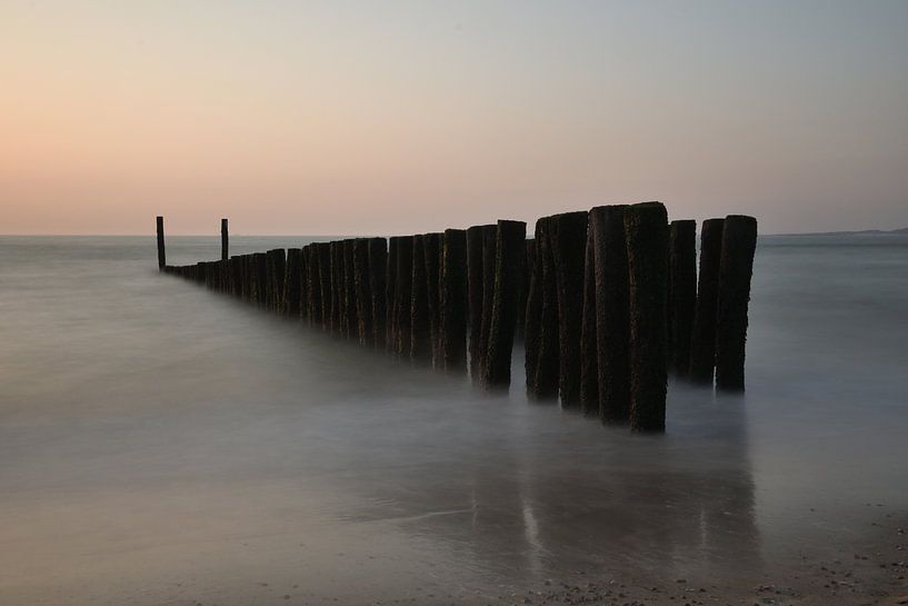 Wellenbrecher am Strand von Breskens von Lambertus van der Vegt