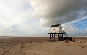 Reddingshuisje op het strand van Vlieland van Alida Stuut