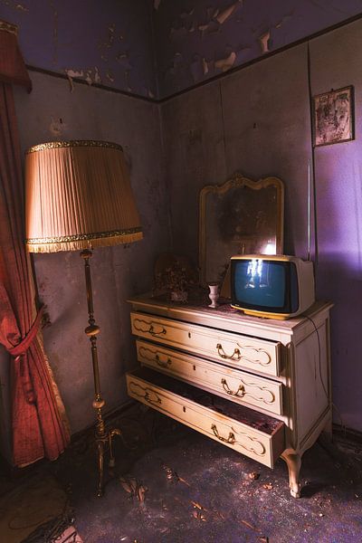 Oude verlaten slaapkamer in Belgie van Steven Dijkshoorn