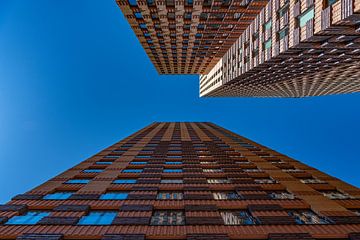 Blick nach oben zwischen zwei Bürogebäuden von Bob Janssen