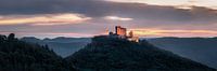 Burg Trifels im Pfälzer Wald zum Sonnenuntergang.