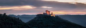 Burg Trifels im Pfälzer Wald zum Sonnenuntergang.