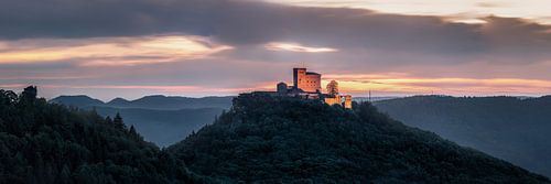 Kasteel Trifels in het Pfälzerwald bij zonsondergang.