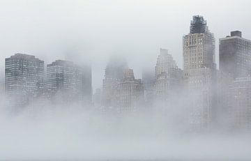 Mistige East River (New York City) van Marcel Kerdijk