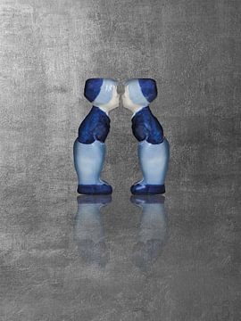 Delfts blauw kussend paar. Mannen, zilver. van Mijke Konijn