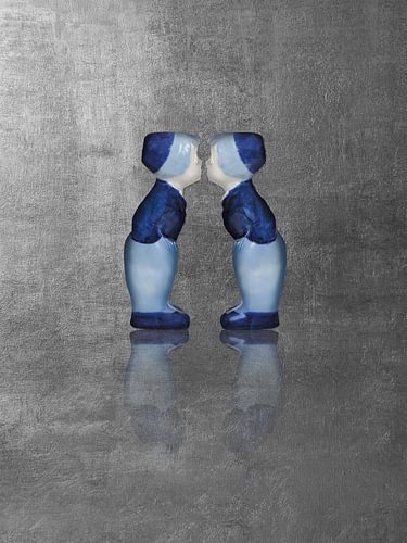 Delfts blauw kussend paar. Mannen, zilver.