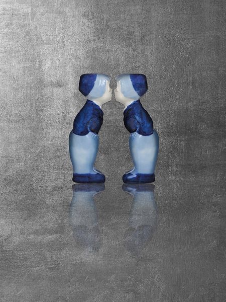 Delft blue kissing couple. Men, silver. by Mijke Konijn