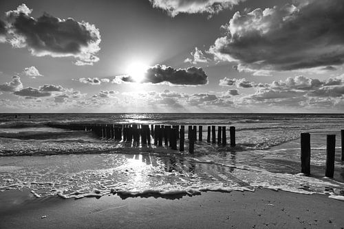 Zon Zee en Strand in zwart-wit van Zeeland op Foto