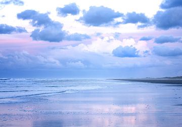 Rosa und blauer Strand