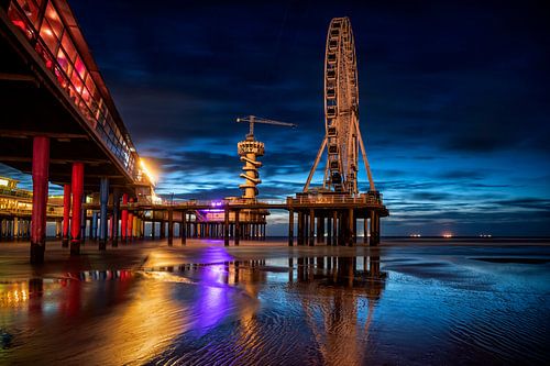 Een uitzicht op de pier van Scheveningen in de nacht