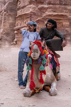 Jonge bedoeïnenmannen met kameel van CHI's Fotografie