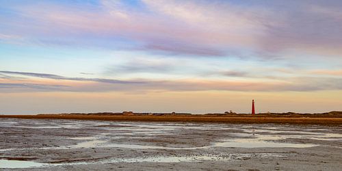 Schiermonnikoog zonsondergang op het strand met de vuurtoren van Sjoerd van der Wal Fotografie