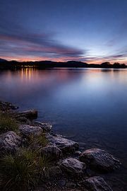 Le calme au bord de l'eau - Ambiance du soir au bord du lac sur Christina Bauer Photos