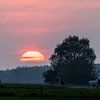 Zonsondergang platteland van Betty van Engelen