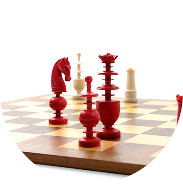 Rode en witte ivoren schaakstukken op een houten bord van Wim Stolwerk