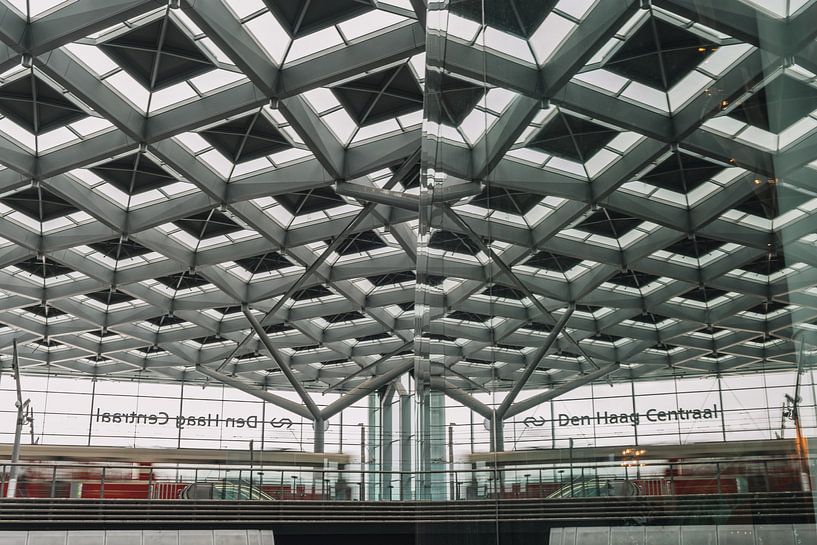 Straßenbahn und Reflexion am Hauptbahnhof Den Haag von Jonai